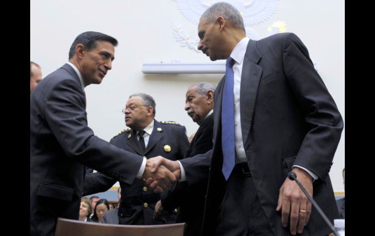 El republicano por California Darrell Issa (i) y el procurador Eric Holder (d) en el Capitolio de Washington. AP  /