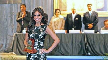 Ximena Navarrete.- La ex Miss Universo fue galardonada por la Fundación Pedro Sarquís Merrewe.  /