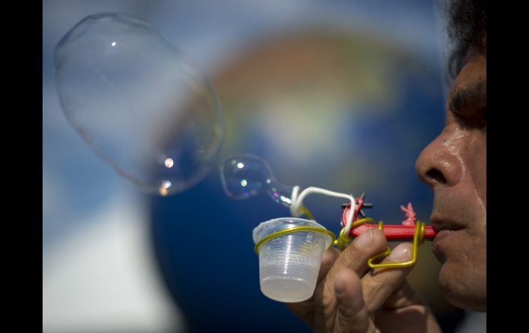 Un activista sopla ''burbujas ecologistas'' llenas de aire, al concluir Río+20. AFP  /