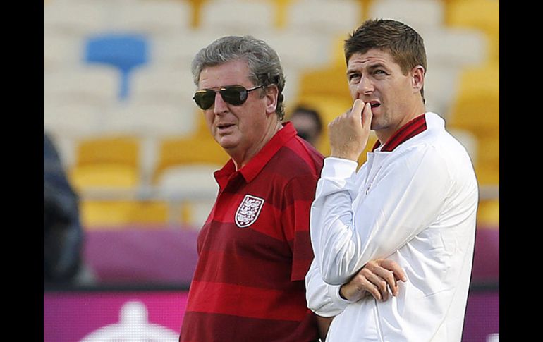 Roy Hodgson y Steven Gerrard observan el campo del estadio en Kiev. REUTERS  /