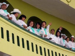 Los candidatos de Nueva Alianza saludan a sus seguidores en un balcón del Lienzo Charro ''Ignacio Zermeño''  /