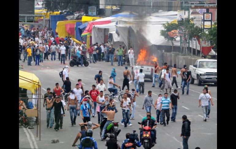 Escena del enfrentamiento entre policías y presuntos colonos de Tepito el pasado miércoles. EL UNIVERSAL  /