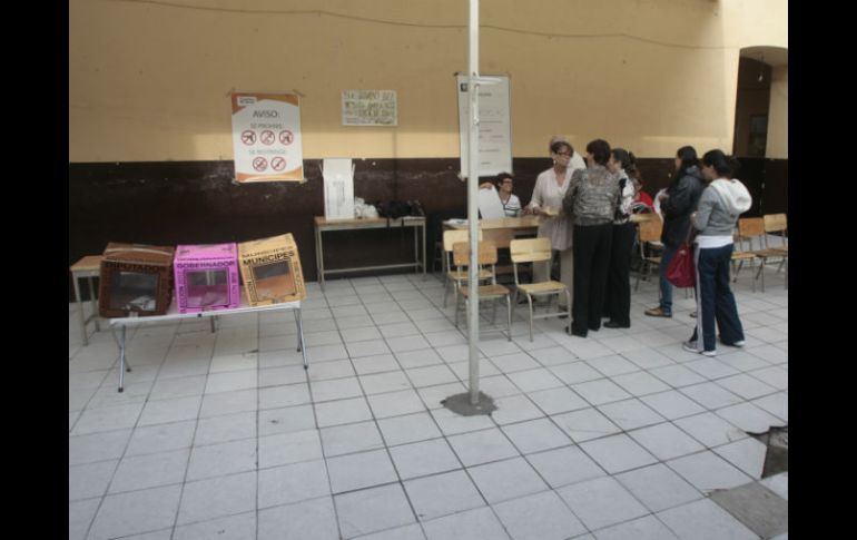 En algunas casillas hay unas 10 ó 15 personas que hacen fila para votar mientras terminaban de armar las urnas.  /