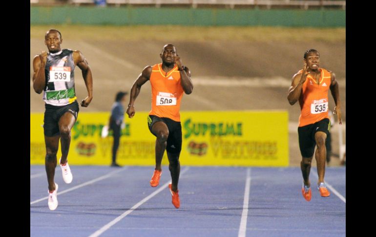 Los atletas Yohan Blake (d) y Usain Bolt (i) compiten en la final de los 200 metros de los clasificatorios para Londres 2012. EFE  /