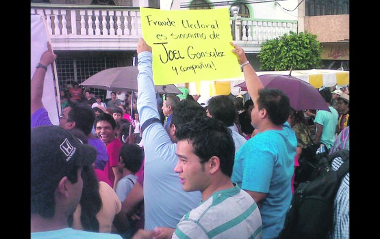 Alrededor de mil 500 manifestantes que denuncian acoso partieron desde los arcos de ingreso hacia la cabecera municipal.  /