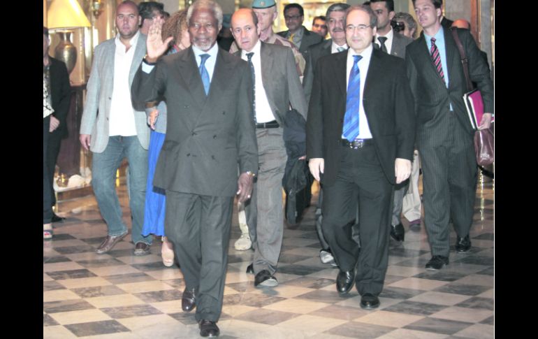 El enviado especial de la ONU para Siria, Kofi Annan (izquierda), camina junto al vicepresidente de Exteriores sirio, Falsal Mekdad.EFE  /