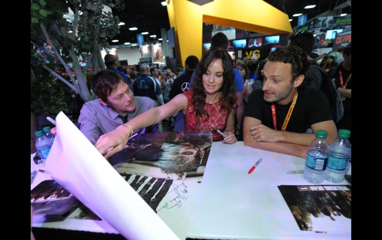 Norman Reedus, Sarah Wayne y Andrew Lincoln repartieron autógrafos en la Comic-Con. AP  /