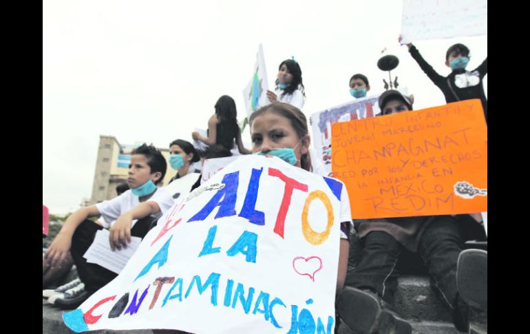 Los menores, vecinos de la Colonia Villas de Guadalupe, piden a los adultos que dejen de contaminar ya que “nos enferman los pulmones.  /