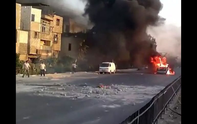 Un vehículo ardiendo en uno de los choques entre los rebeldes sirios y las fuerzas gubernamentales. EFE  /
