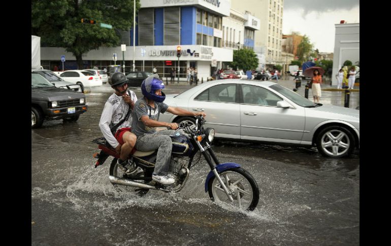 Lluvia de ésa tarde, la cual provocó caos vial. En la imagen avenida Federalismo.  /
