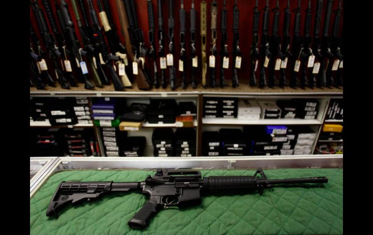 Un rifle de asalto AR-15, como el usado por el sospechoso, es exhibido en una tienda en Aurora, cerca del lugar del atentado. AFP  /