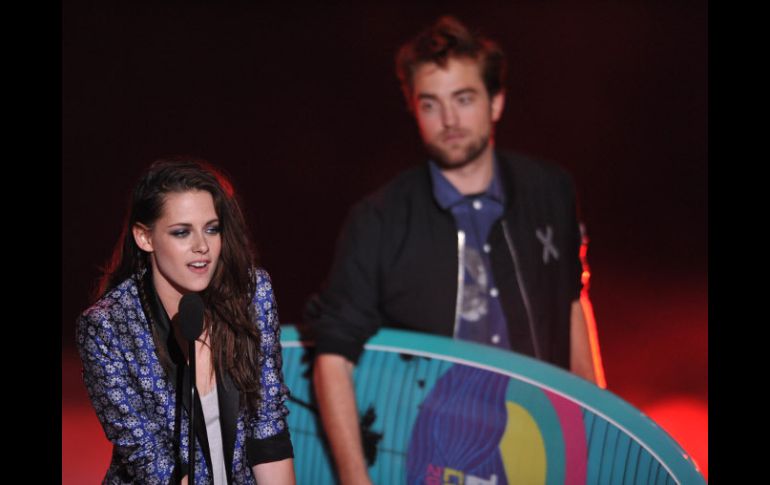 Los actores Kristen Stewart y Robert Pattinson en la ceremonia de los Teen Choice Awards. AP  /
