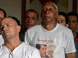 El opositor vestía una camiseta con el rostró de Oswaldo Payá al momento de la detención. AFP  /