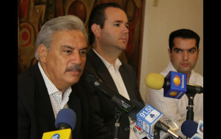 Alberto Cárdenas (izq) durante rueda de prensa realizada en hotel ubicado en el Centro Histórico de Guadalajara.  /