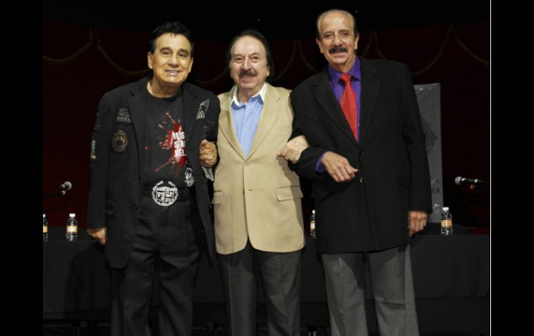 Gualberto y Arturo Castro, miembros del cuarteto, en compañía de su hermano Benito. ARCHIVO  /