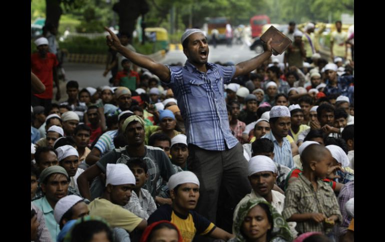 Musulmanes provenientes del estado de Assam protestan en contra de la violencia étnica en Nueva Delhi. AP  /