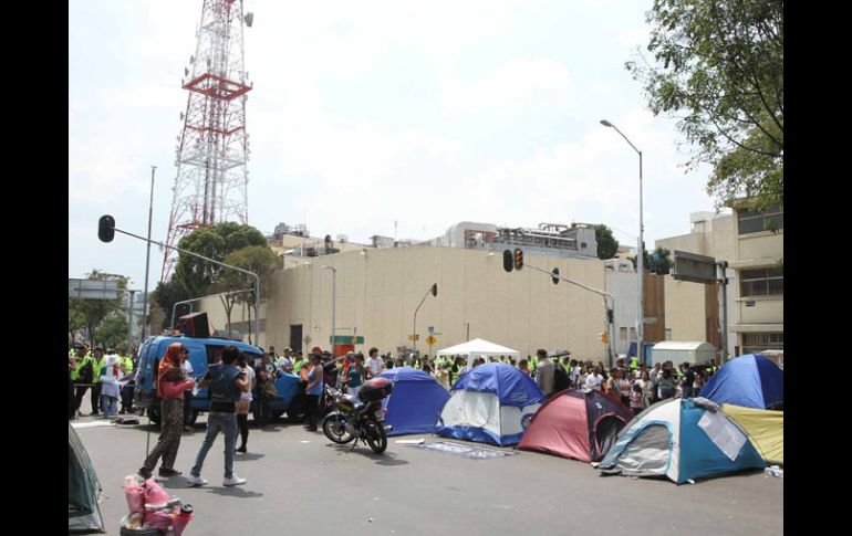 Integrantes del movimiento #YoSoy 132, realizaron un plantón frente a las instalaciones de Televisa Chapultepec. NOTIMEX  /