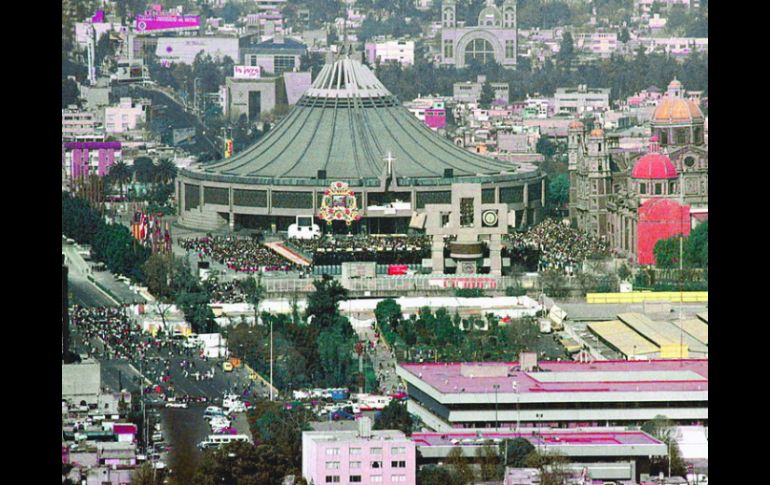 Alrededor de 500 personas, entre trabajadores de Azteca y público, peregrinaron hasta la Basílica. ARCHIVO  /