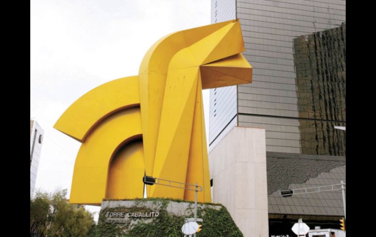 La famosa escultura de ''El caballito'' se encuentra en la avenida Reforma, en DF, desde hace 20 años. ARCHIVO  /