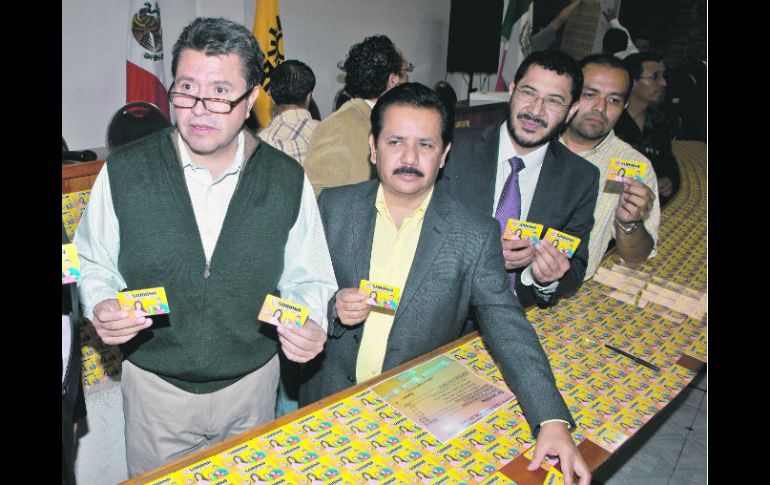 Miembros de campaña de López Obrador, el día que denunciaron que el PRI utilizó tarjetas de Soriana para comprar el voto. EL UNIVERSAL  /