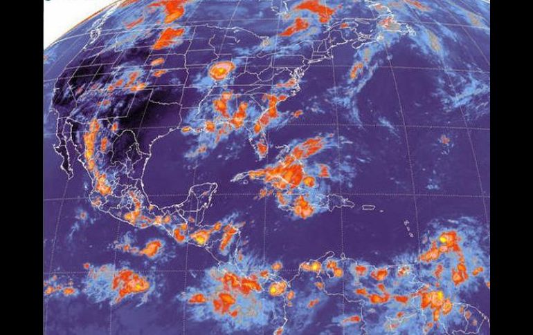 Imagen tomada del sitio web del Servicio Meteorológico Nacional que muestra la tormenta tropical ''Ernesto'' en el Atlántico. ESPECIAL  /