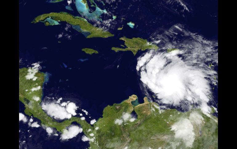 Imagen facilitada por la Administración Nacional de Océanos y Atmósfera de Estados Unidos que muestra el avance de ''Ernesto''. EFE  /