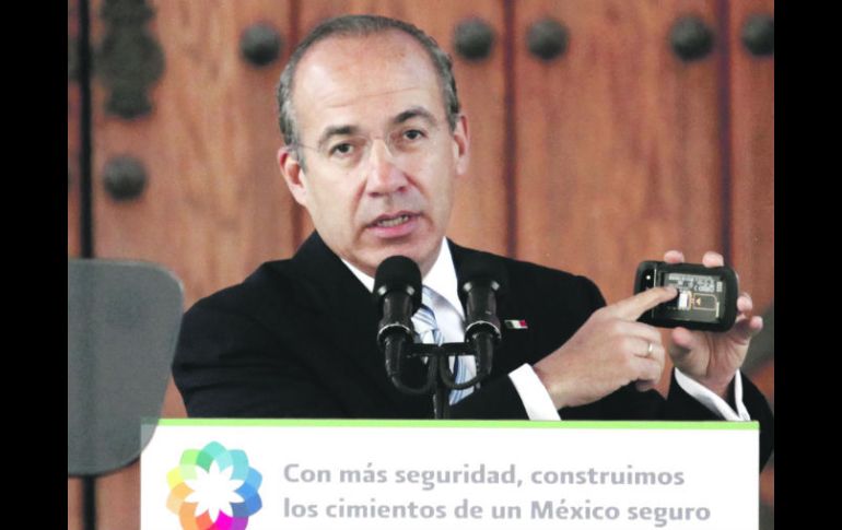 El Presidente Felipe Calderón fue testigo de la firma del plan, que fue firmado por las telefónicas que operan en el país. EL UNIVERSAL  /