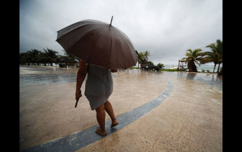 ''Ernesto'' dejo algunos daños en la playa Mahahual. Se prevé que las lluvias continúen durante las próximas horas. REUTERS  /