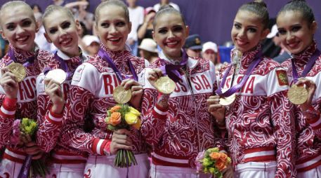 Las gimnastas rusas presentan sus medallas doradas. AP  /