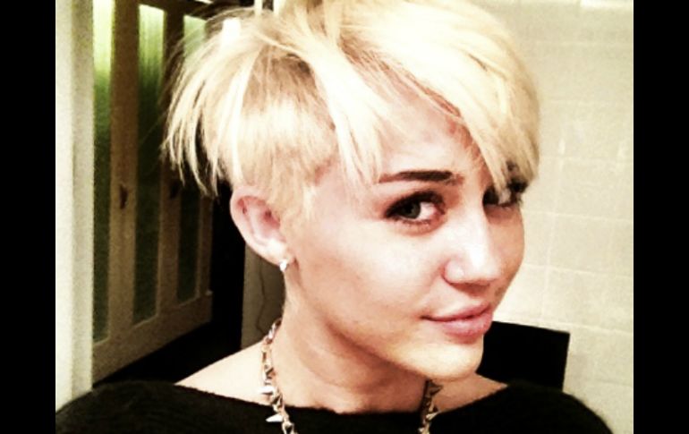 Cyrus sorprendió este domingo con su radical cambio de imagen. @MileyCyrus  /