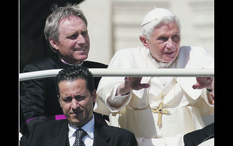 Paolo Gabriele acompañando al Papa el pasado 2 de  mayo. El Vaticano prometió realizar un juicio público contra el mayordomo. AP  /
