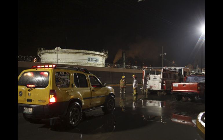 Los bomberos llegan a la refinería para combatir el fuego. REUTERS  /