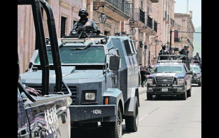 Un convoy de la Policía Federal llega a Morelia. El Gobierno federal envió anoche a Michoacán 400 federales más. EL UNIVERSAL  /