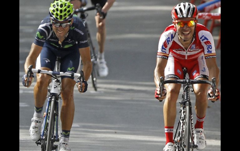 Los ciclistas Joaquim Rodríguez (d), y Alejandro Valverde (i), cruzan la linea de meta en la 67 edición de la Vuelta de España. EFE  /