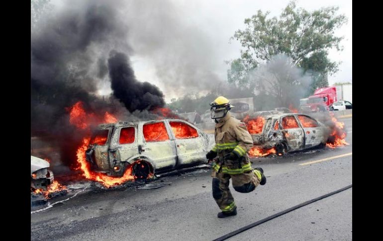 Autoridades de Colima afirman que los incidentes no fueron ‘narcobloqueos’, sino incendios. ARCHIVO  /