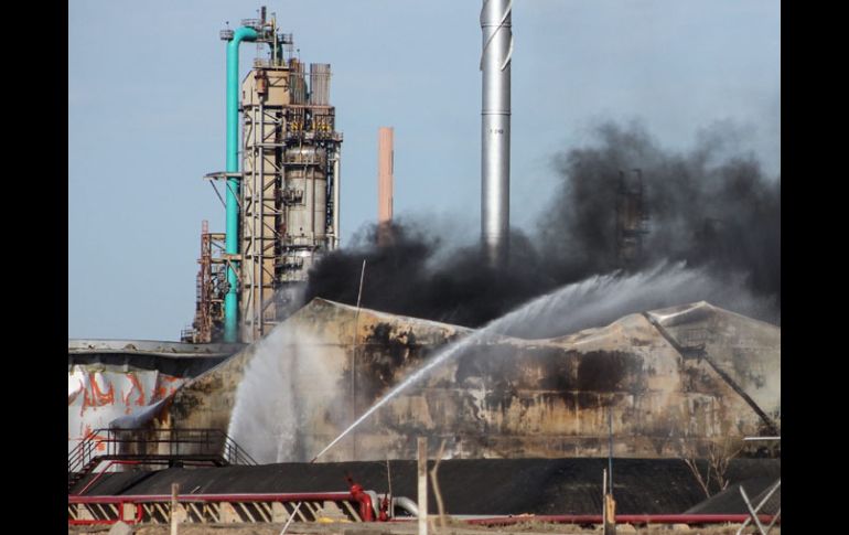 La refinería de Amuay en donde se aprecia que fue extinguido en su totalidad el fuego. EFE  /