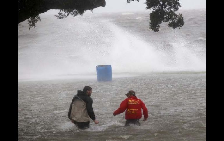 Dos hombres caminan en una calle inundada en Nueva Orléans, Luisiana. AP  /