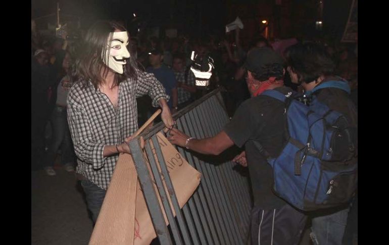 Integrantes del #YoSoy132 y otros grupos se manifiestan afuera del tribunal. NTX  /