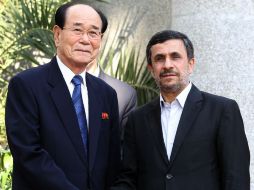 El presidente iraní, Mahmoud Ahmaineyad y el presidente de Corea del Norte, Kim Yong-Nam después de firmar el acuerdo. EFE  /