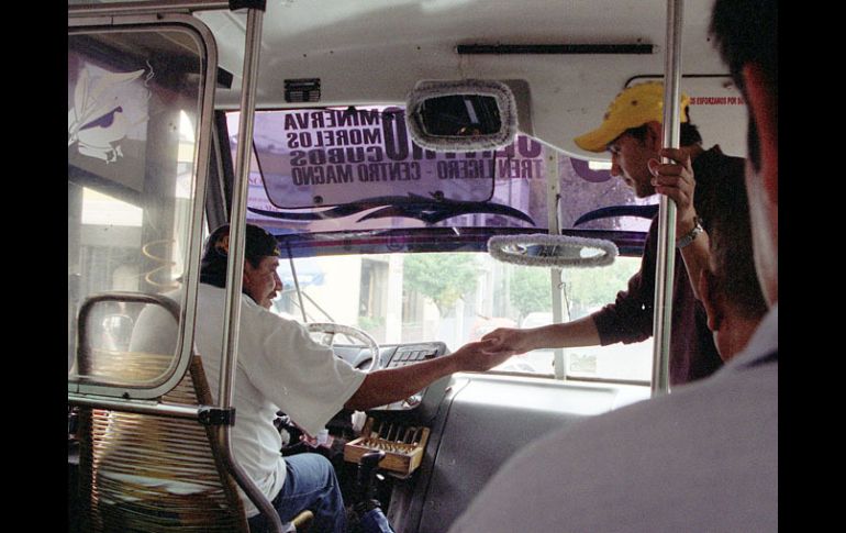 Multas de hasta 200 salarios mínimos (mil 200 pesos) podrían aplicarse a los chóferes que cobren la nueva tarifa.  /