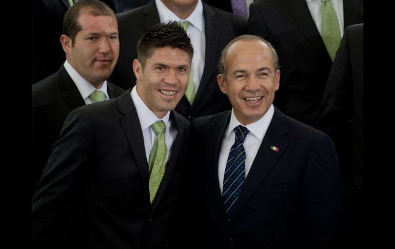 Oribe Peralta (i) junto al Presidente Felipe Calderón (i). ARCHIVO  /