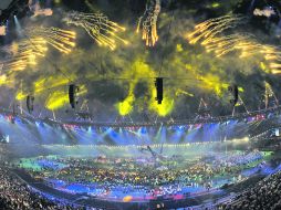 Con juegos pirotécnicos, los atletas presentes, , Londres se despidió y presentó a Río 2016. AP  /