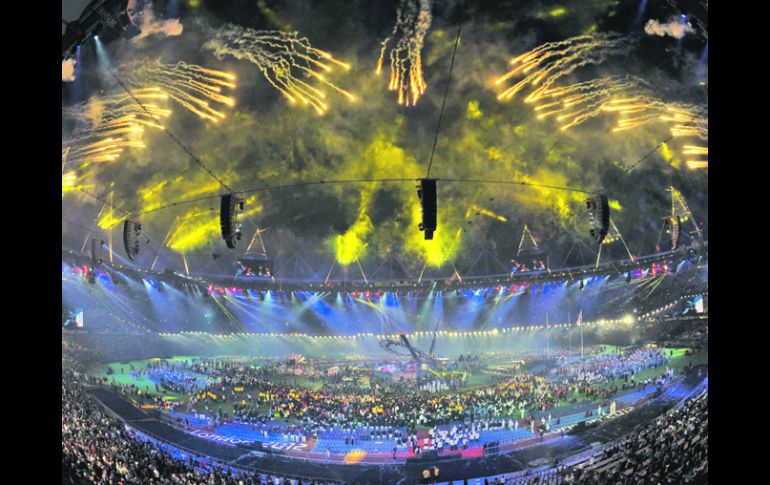 Con juegos pirotécnicos, los atletas presentes, , Londres se despidió y presentó a Río 2016. AP  /