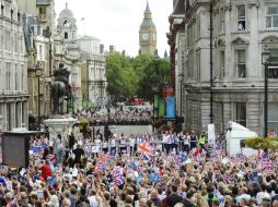 Miles de londinenses asisten al desfile de atletas olímpicos y paralímpicos británicos. EFE  /