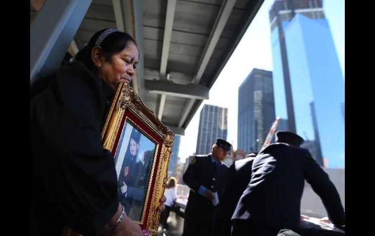En el lugar de los atentados, se realizó la principal ceremonia conmemorativa. La señora Julia Rivas acudió con una foto de su hijo. AP  /