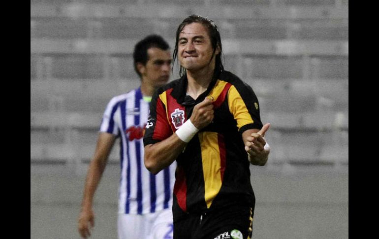 El jugador de la UdeG, Christian López celebra el primer gol del conjunto universitario. MEXSPORT  /