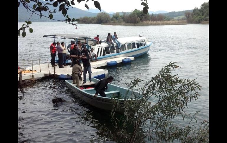 Elementos de seguridad realizan labores de búsqueda en el lago Zirahuén, después de la caída del helicóptero. EL UNIVERSAL  /