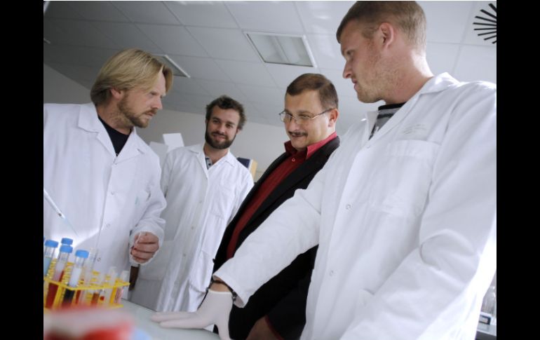 El equipo del laboratorio de Caen analizando muestras del experimento. AFP  /