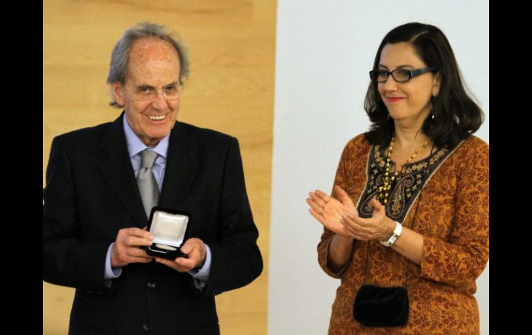 La titular del INBA, Teresa Vicencio, entrega la Medalla Bellas Artes al arquitecto Teodoro González de León. NTX  /