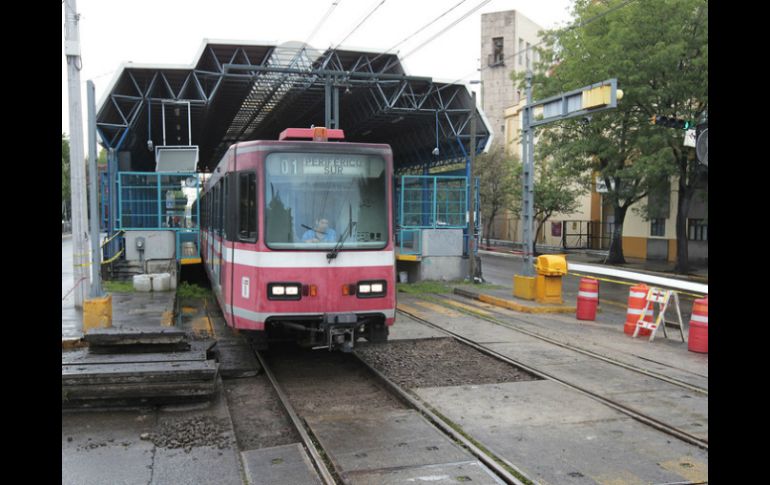 Buscan promover el uso de las íneas de Tren Ligero y de Macrobús, en lugar del coche. ARCHIVO  /